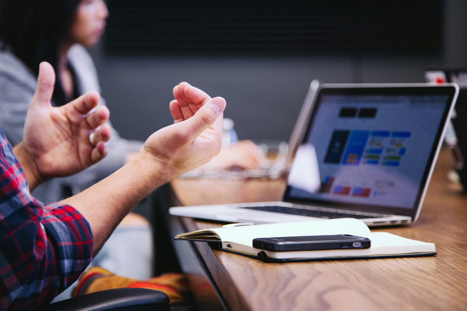 How to Negotiate a Raise vs. Start a Side Hustle: Choosing the Smarter Path for Your Income